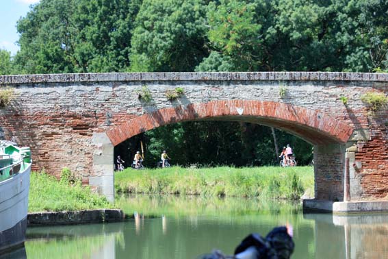 IMG_3223z1 Les ponts sont maintenant en briquettes rouges roses ... oh Toulouuuuuseee