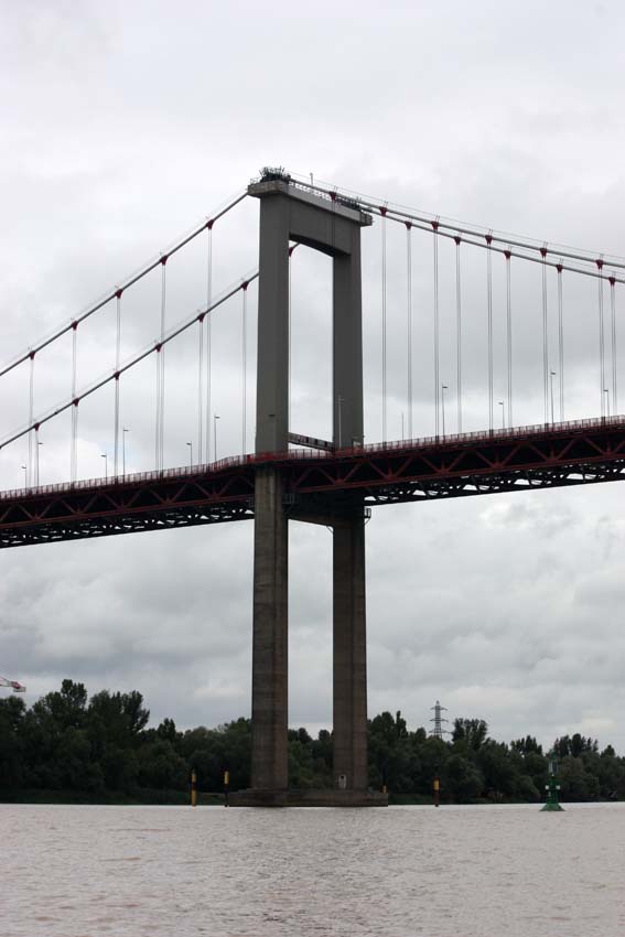 Sur le pont d'Aquitaine, on y danse on y danse...