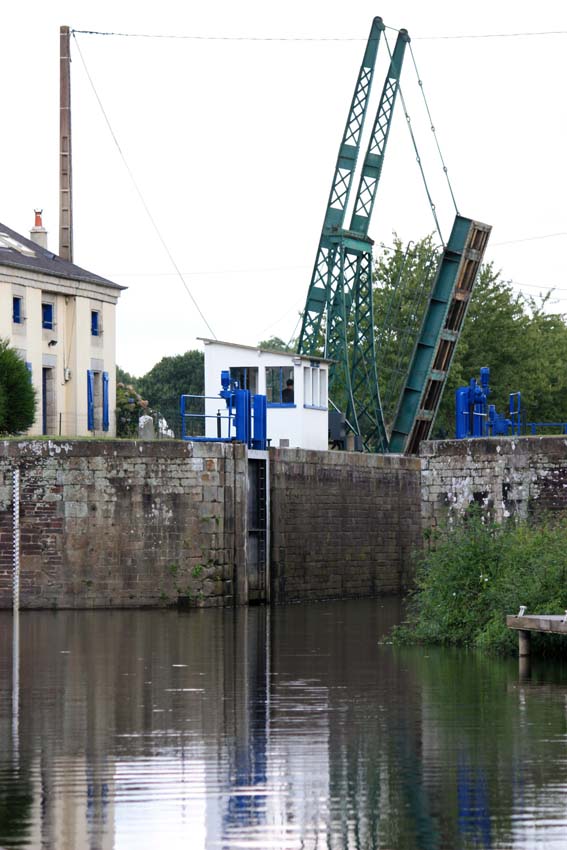 IMG_3732z1 Il faut lever le pont pour passer l'écluse. Certaines maisons d'éclusier ont des petits ponts rien que pour elles!