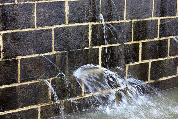 Certaines écluses ne sont pas étanches... et nous mettent de l'eau partout... c'est pas normal :)