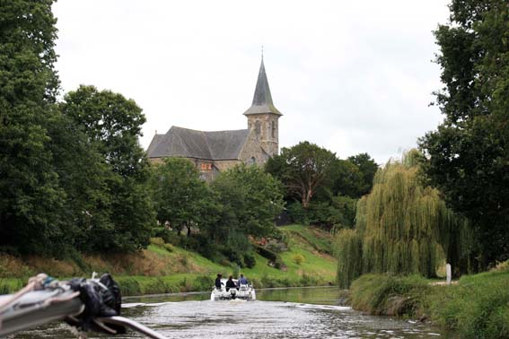 Euh... une église... beaucoup de pierres et d'églises en Bretagne ;)